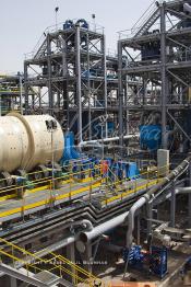 Image du Maroc Professionnelle de  Des ouvriers de STROC s'activent à faire fonctionner de la plus grande Laverie de phosphate pour l'OCP à Khouribga, Jeudi 8 Juillet 2010. STROC Industrie est une société marocaine qui exerce son métier dans le domaine de l’ingénierie d’exécution pour les industries de procédé, les réalisations à son actif l’ont conduit à développer une expertise et un savoir-faire fort dans la construction ainsi que dans différents métiers afin d'offrir des solutions clé en main pour satisfaire au mieux ses clients. Parmi ces réalisations ont trouve : des unités de stockage et de traitement de produits liquides ou gazeux, installations de manutention et de traitement de produits en vrac ainsi que dans les domaines de Ingénierie Etudes, Génie Civil, Chaudronnerie, Structure Métallique, Tuyauterie, Montage, Maintenance, Bâtiments industriels, Logistiques, Tertiaires et Ouvrages d’Art. (Photo / Abdeljalil Bounhar)